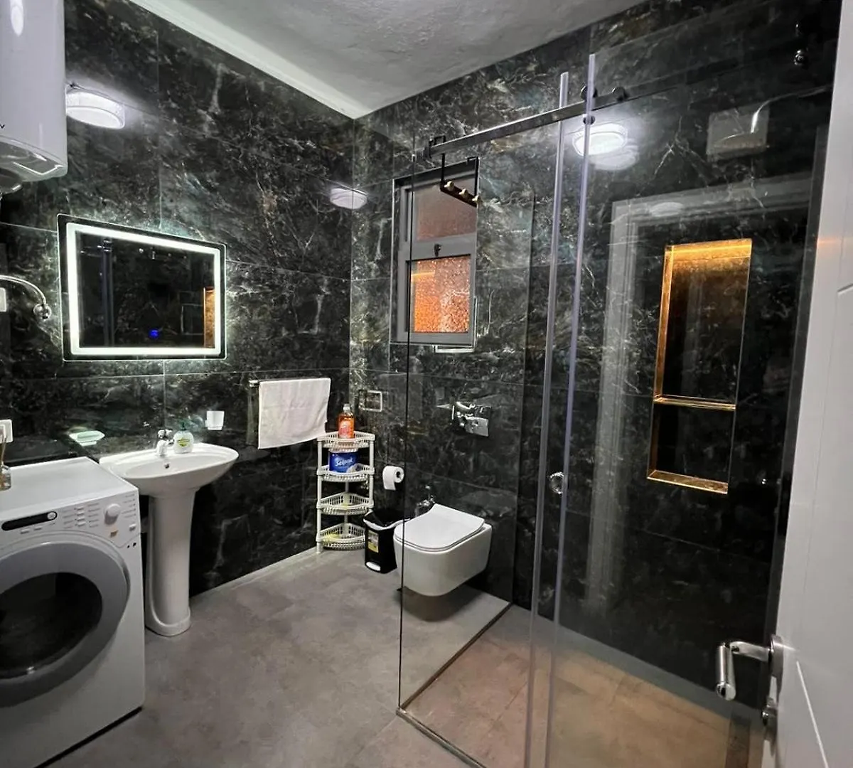 Grand Family Apartment -Free Parking- Tirana